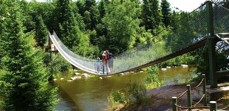 People on the swinging bridge