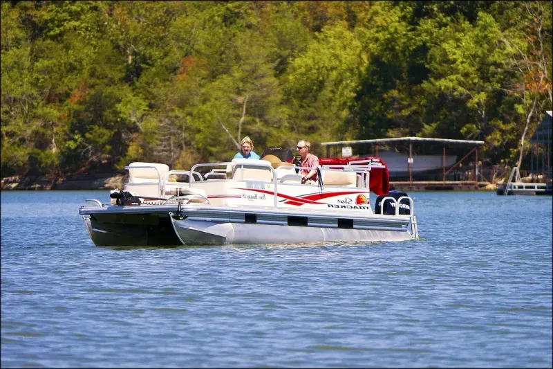 Pontoon boat